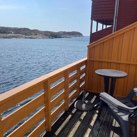 Cozy Oceanfront Escape Apartment Nautnes