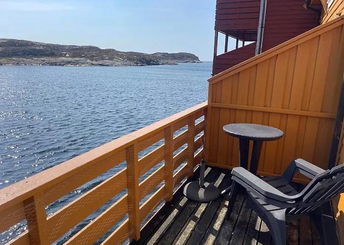 Cozy Oceanfront Escape Apartment Nautnes