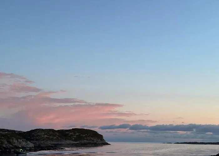 Cozy Oceanfront Escape Nautnes